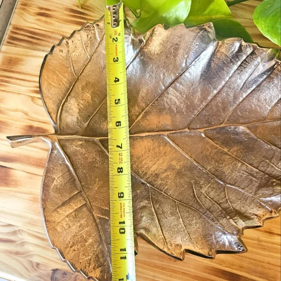Large Vintage Brass Colored Metal Maple Leaf Bowl/ Tray - Picture 3 of 7